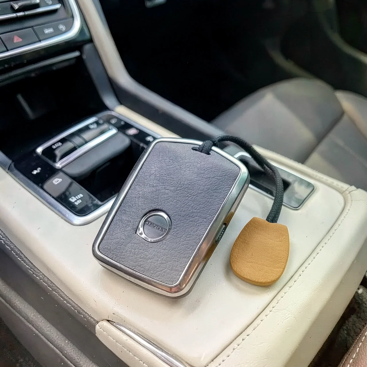 Чехол для ключа Volvo золотисто-коричневый кулон
