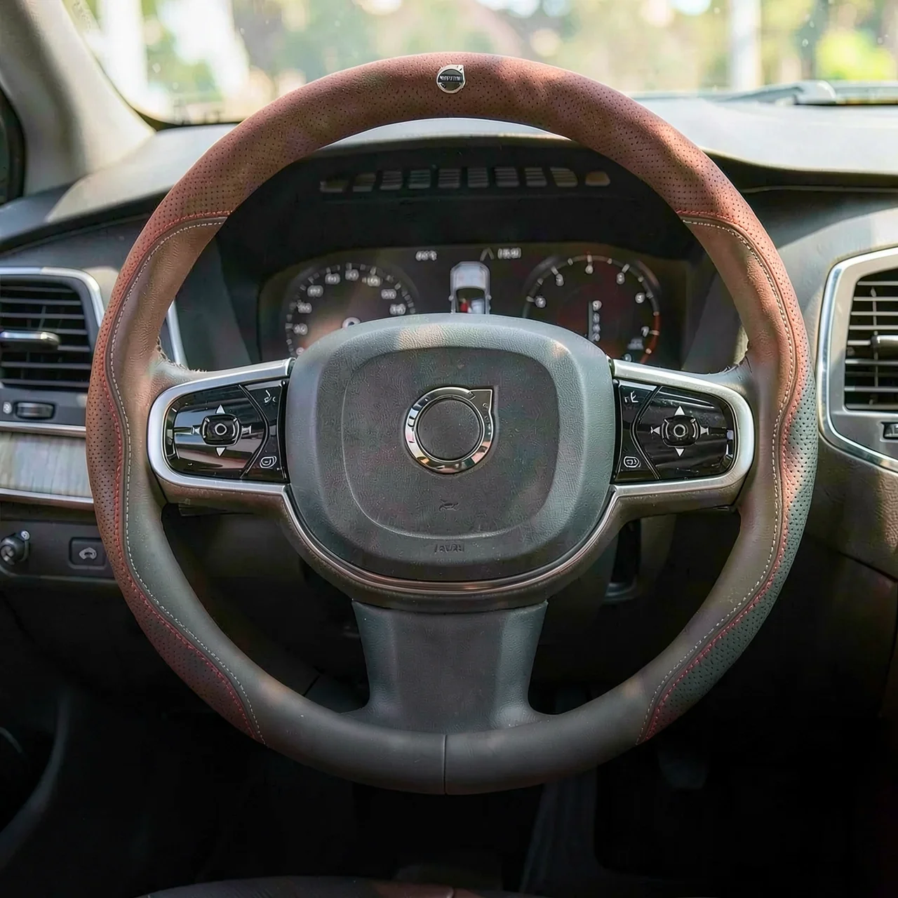Чехол на руль Volvo красная прошивка с трехцветным логотипом