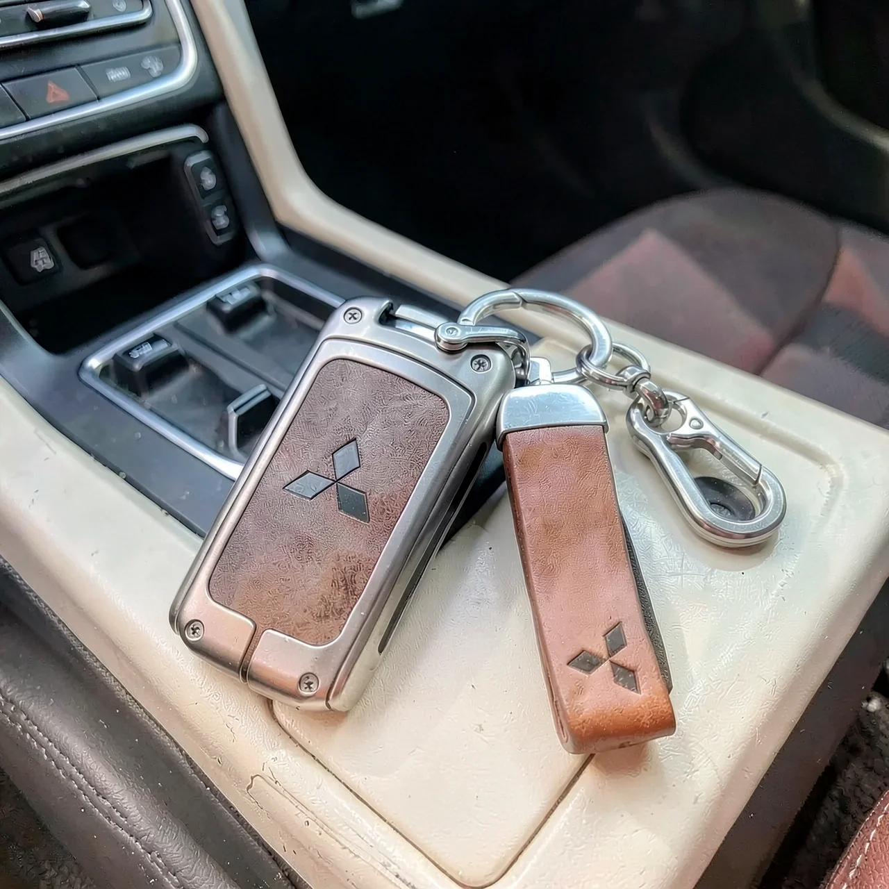 Чехол для ключа Mitsubishi Outlander кожаный коричневый с пряжкой