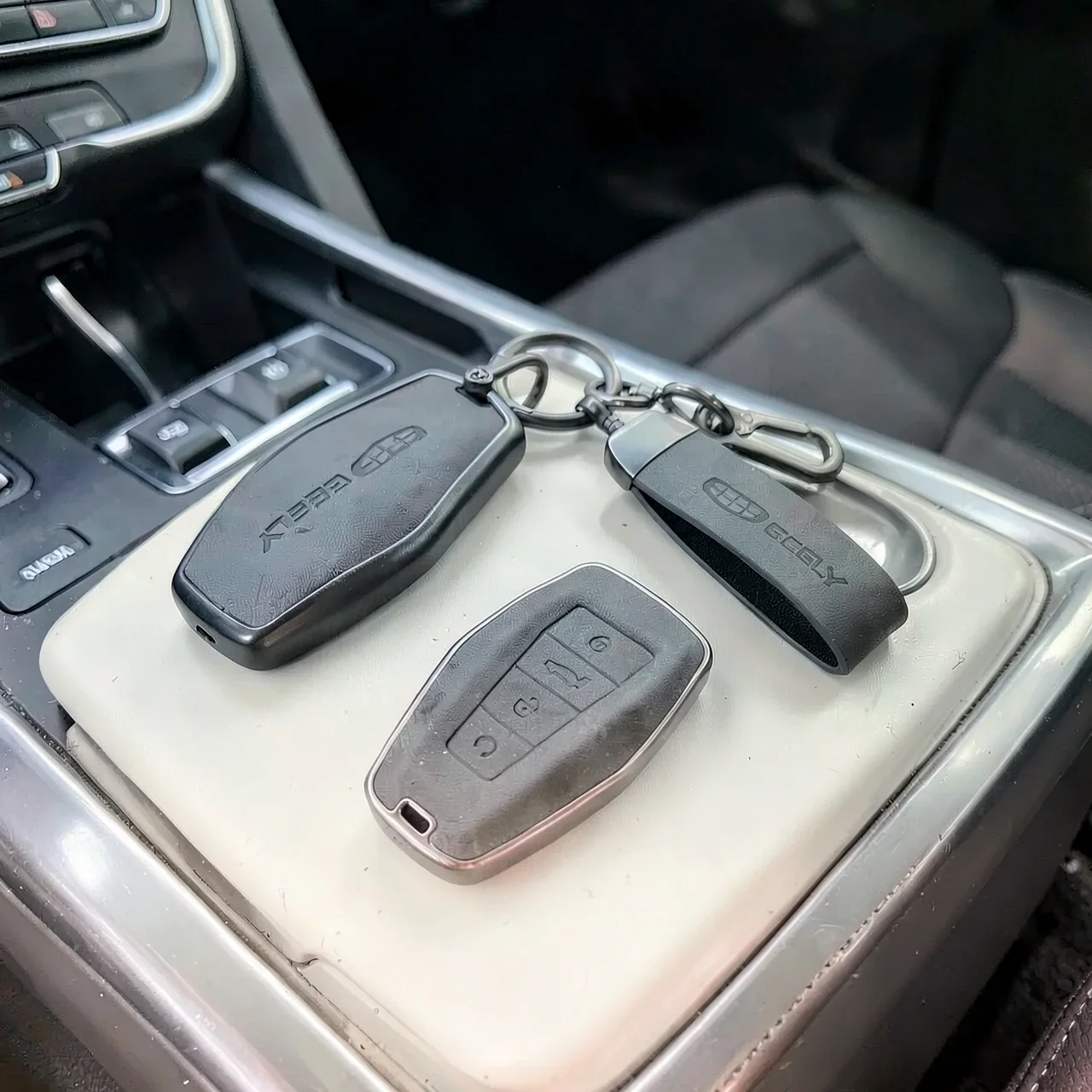 Чехол Geely B черный с карабином
