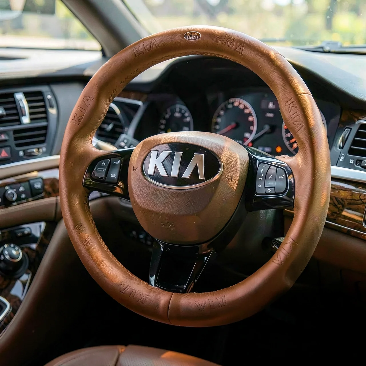 Чехол на руль Kia Hocasen круглый мокко-коричневый с буквами без логотипа