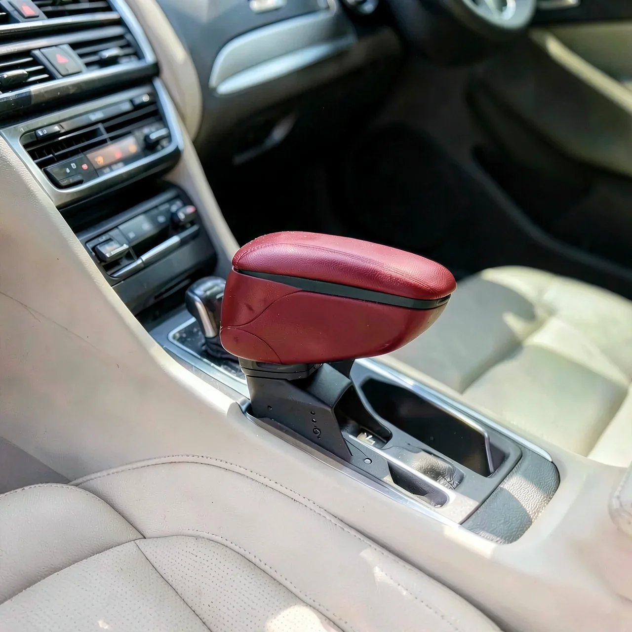 Подлокотник автомобильный красный с черным