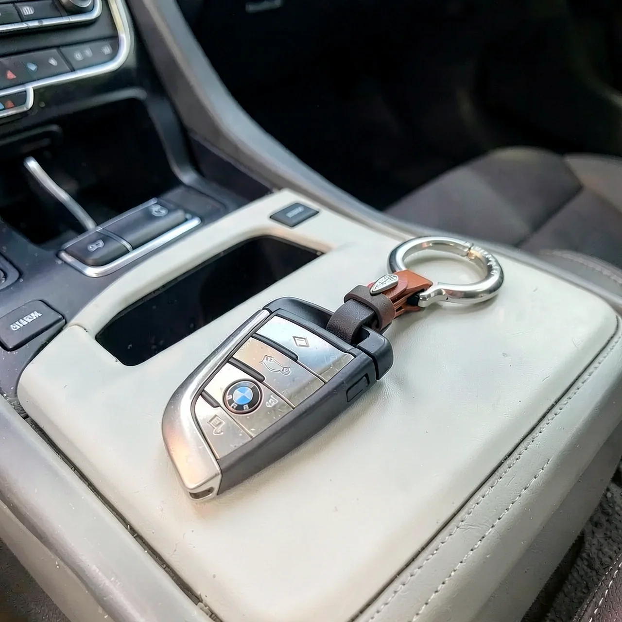 Брелок Yailis антрацит с коньячным