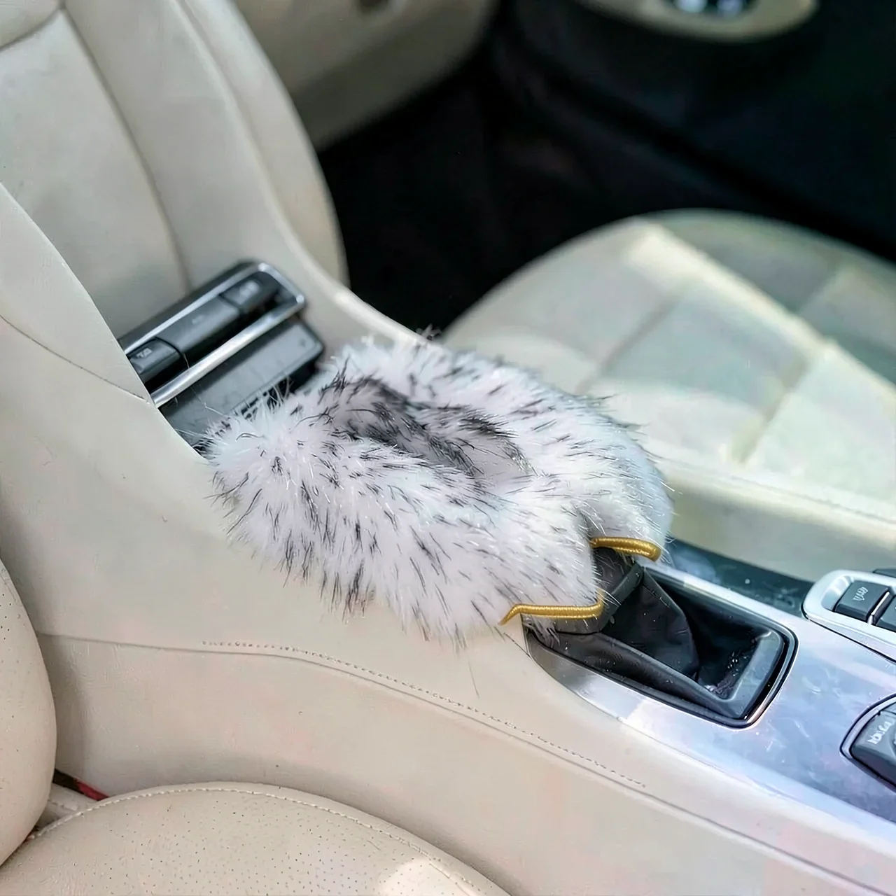 Подлокотник автомобильный белый с золотым кантом