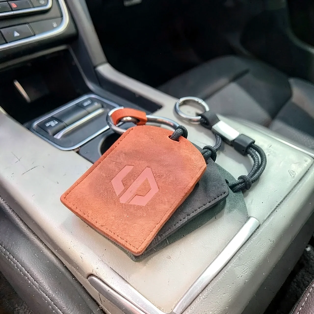 Картхолдер Alcantara оранжевый со спортивным шнурком