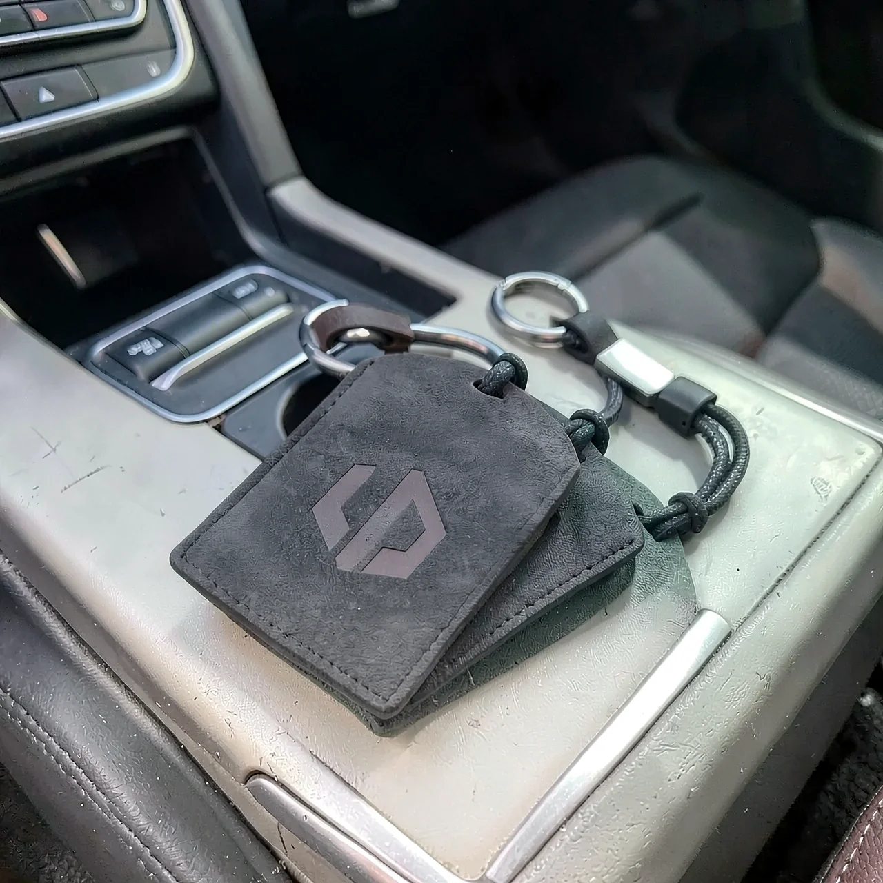 Картхолдер Alcantara черный с металлическим карабином