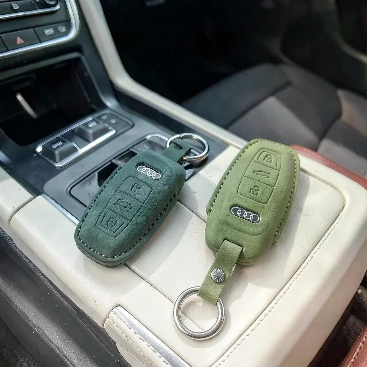Чехол Audi замша зеленый с ремешком