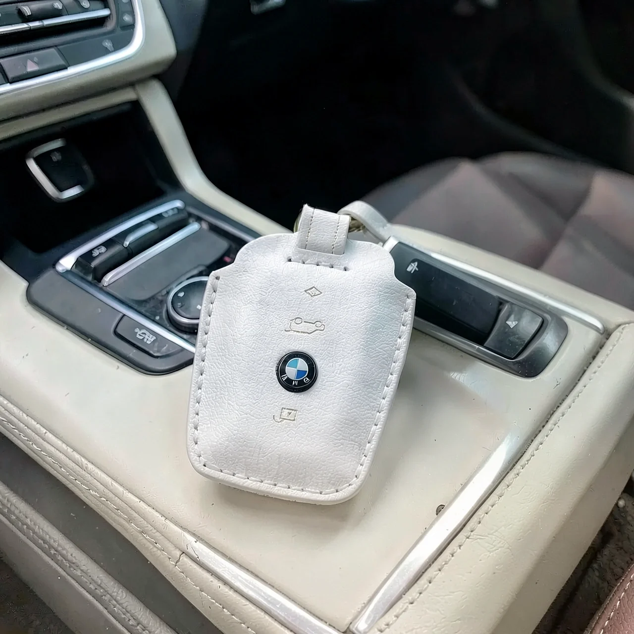 Чехол-ключница BMW A бежевый с биркой