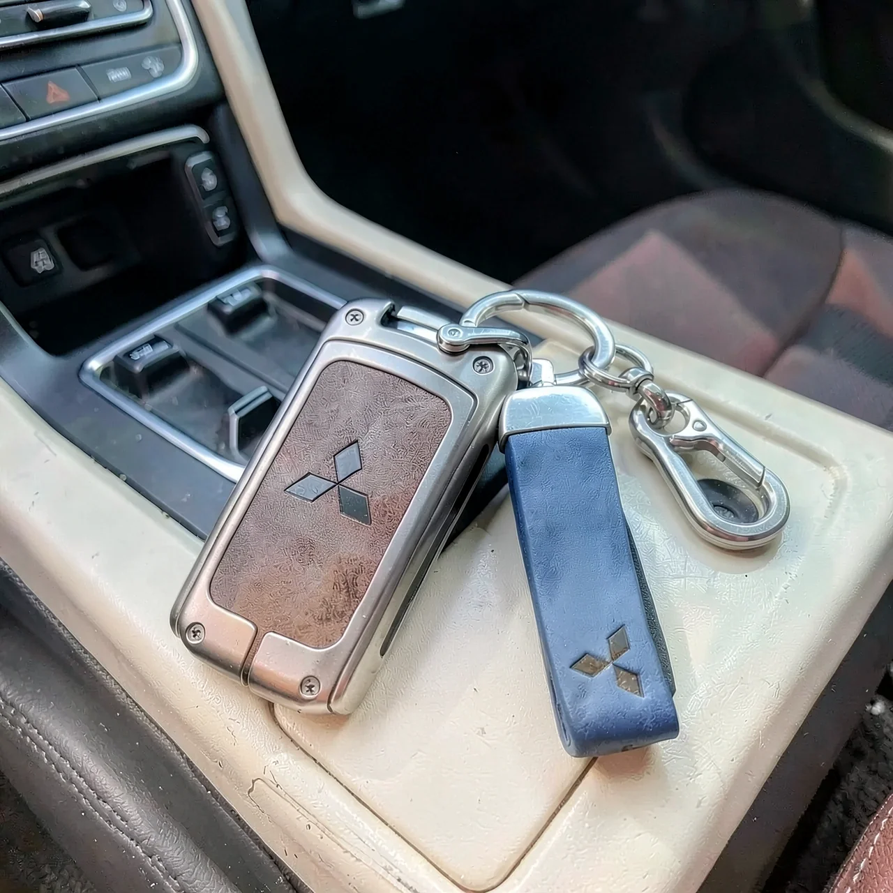Чехол для ключа Mitsubishi Outlander кожаный синий с пряжкой