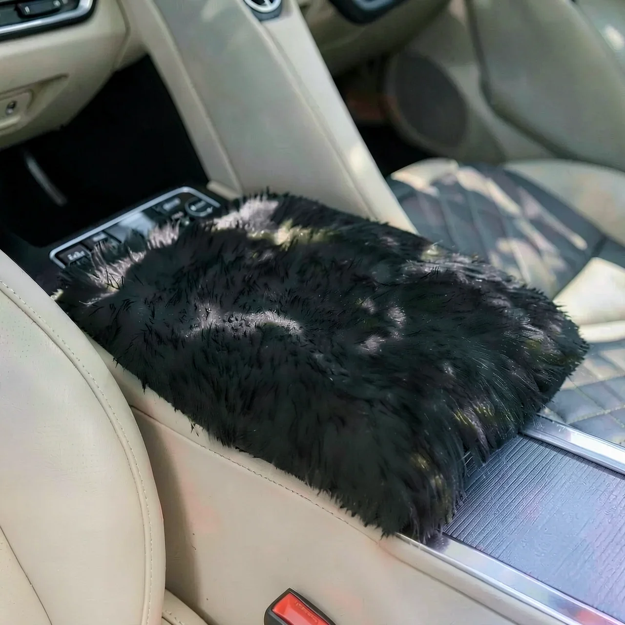 Подлокотник автомобильный черный