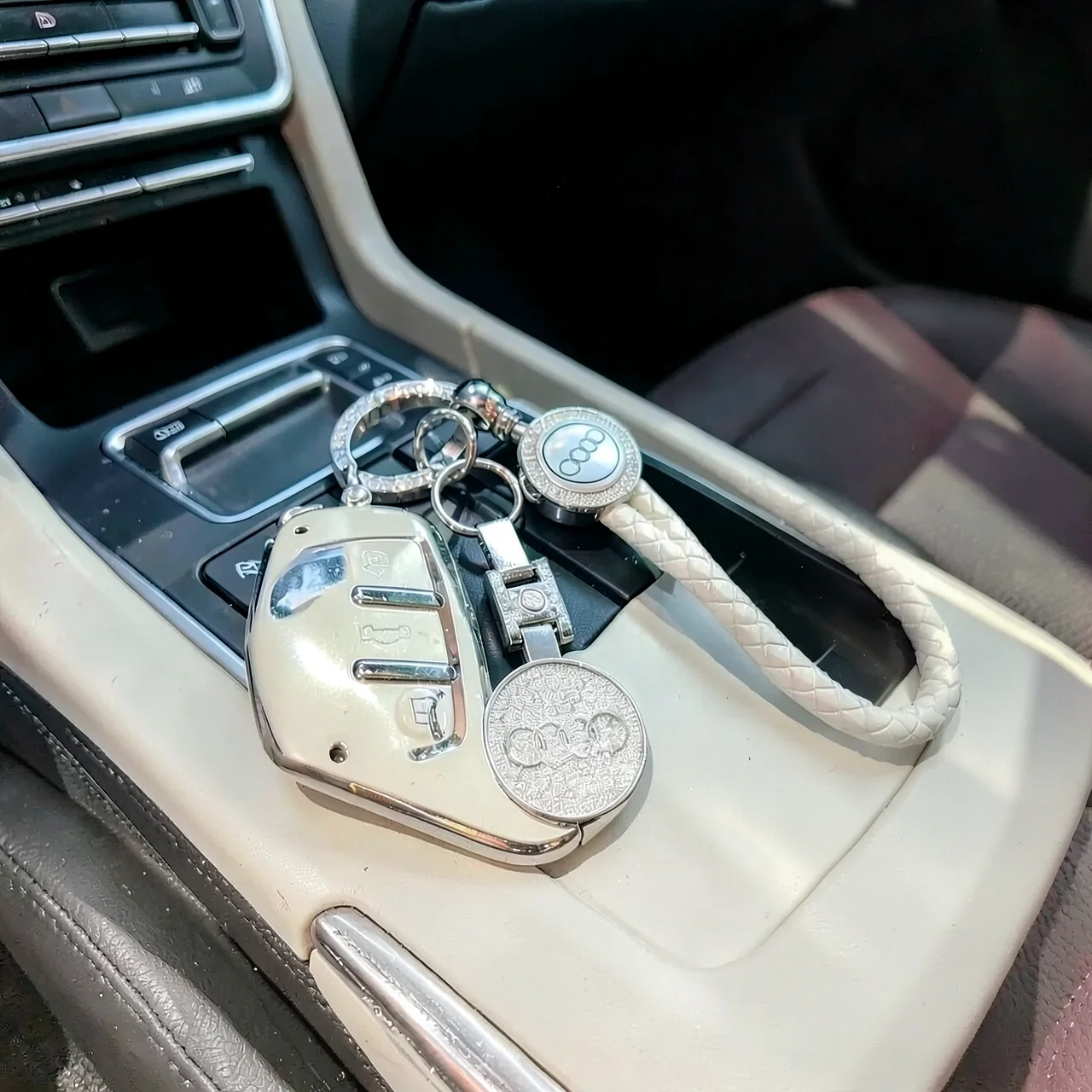 Чехол Audi A белый с логотипом
