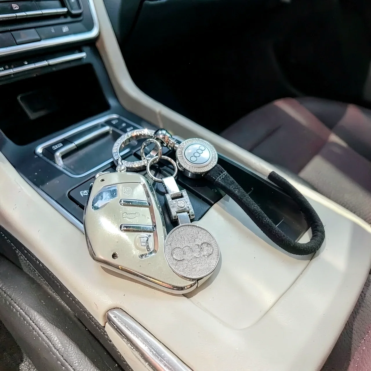 Чехол Audi E черный с ремешком