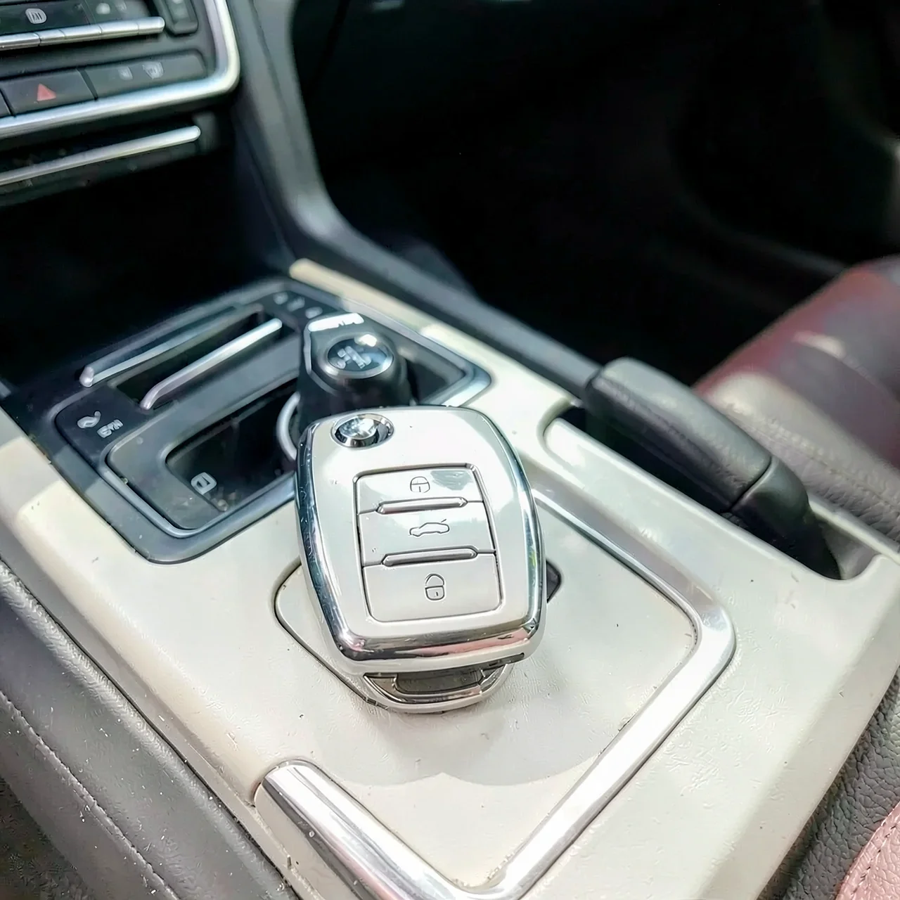 Чехол для ключа Volkswagen серебряный край белый