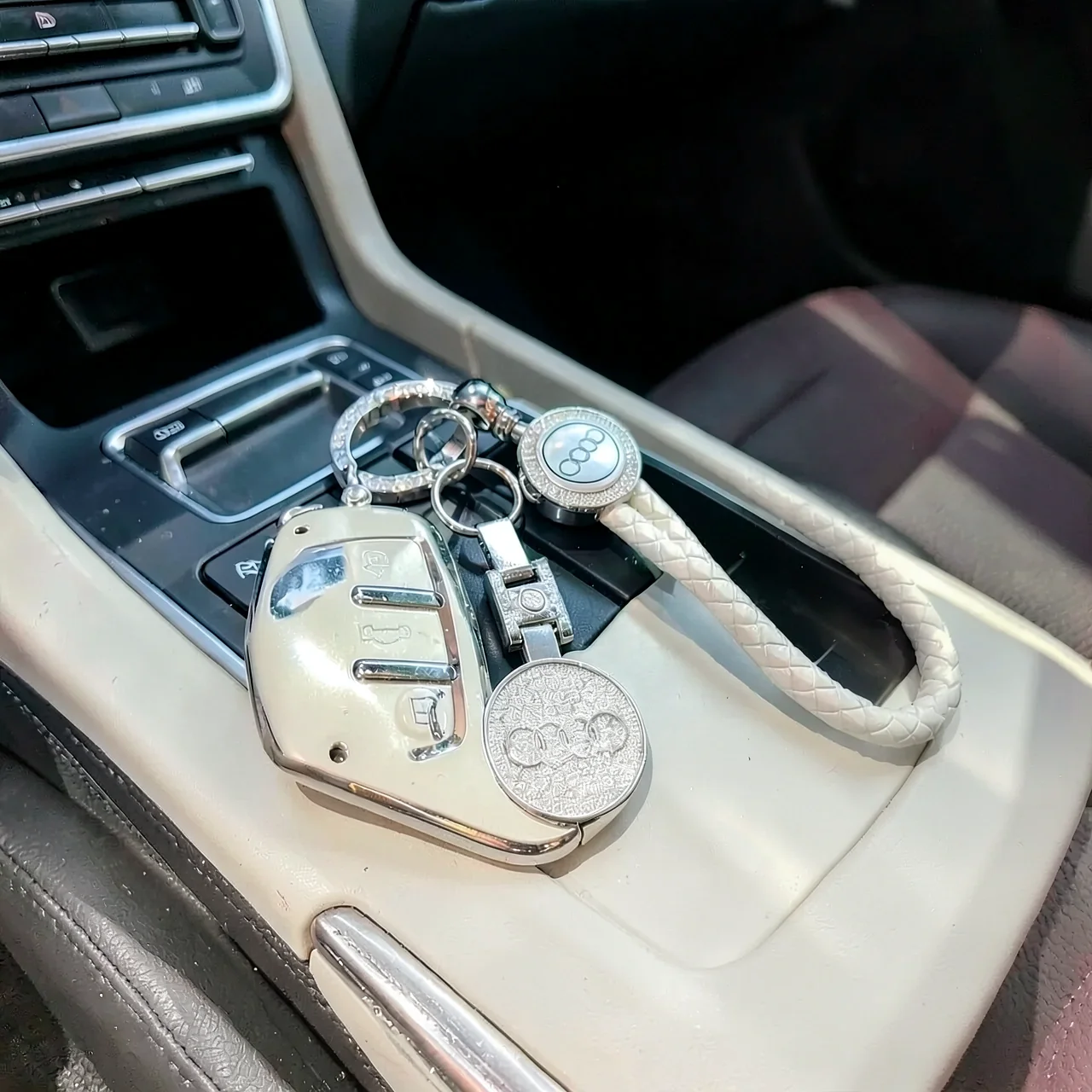 Чехол Audi A белый с логотипом и ремешком