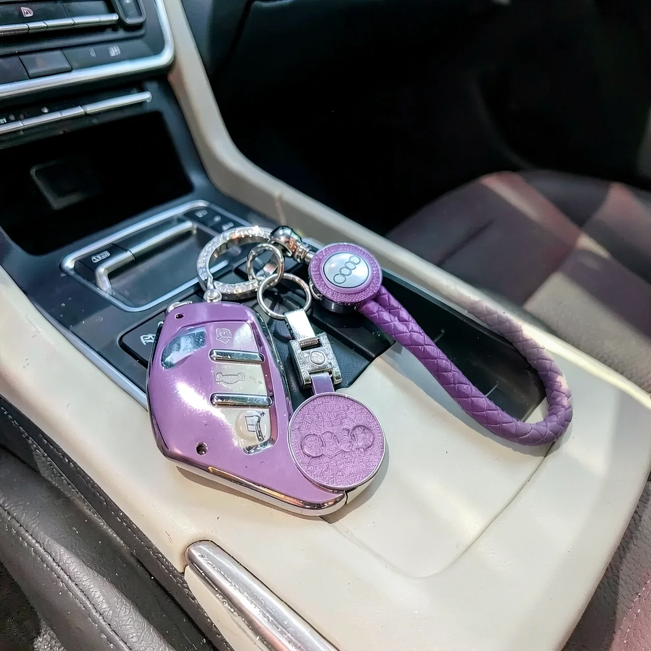 Чехол Audi A фиолетовый с ремешком