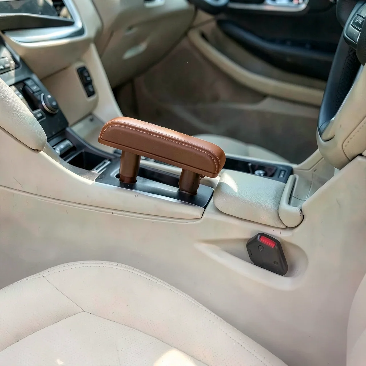 Подлокотник автомобильный коричневый