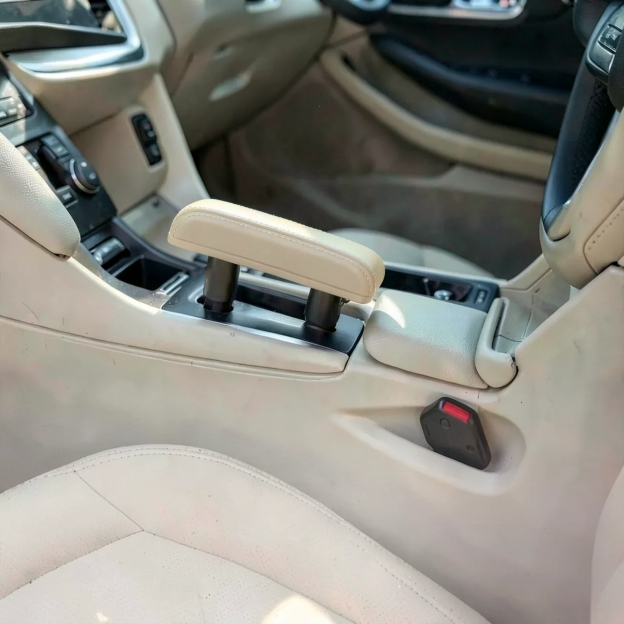 Подлокотник автомобильный бежевый