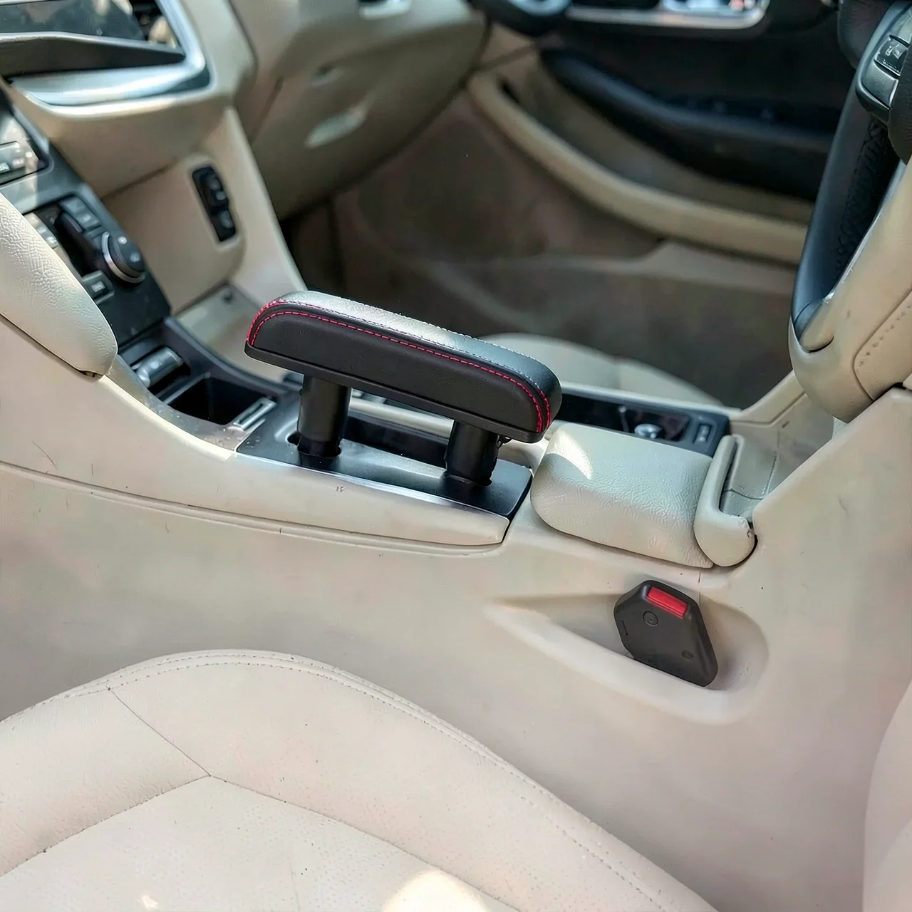 Подлокотник автомобильный черный с красной строчкой