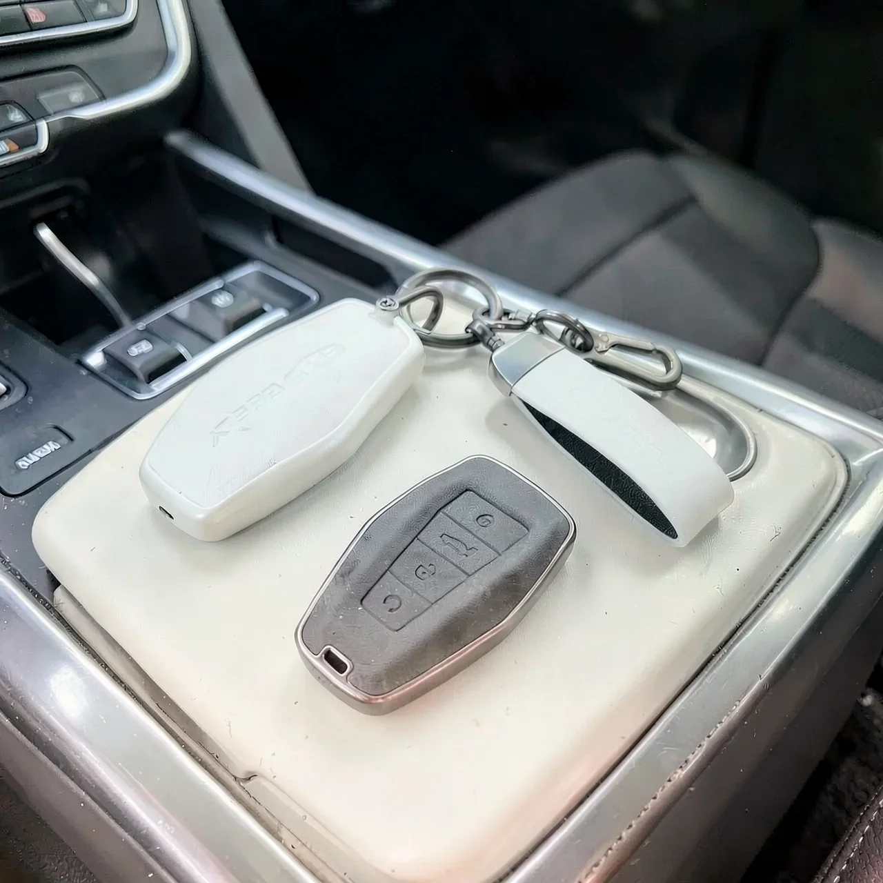 Чехол Geely B белый с квадратным ремнем