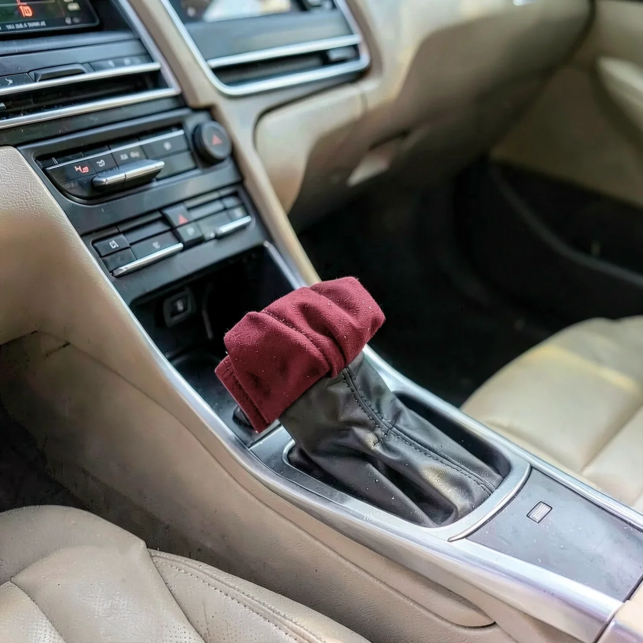 Чехол на ручку автомобиля красный