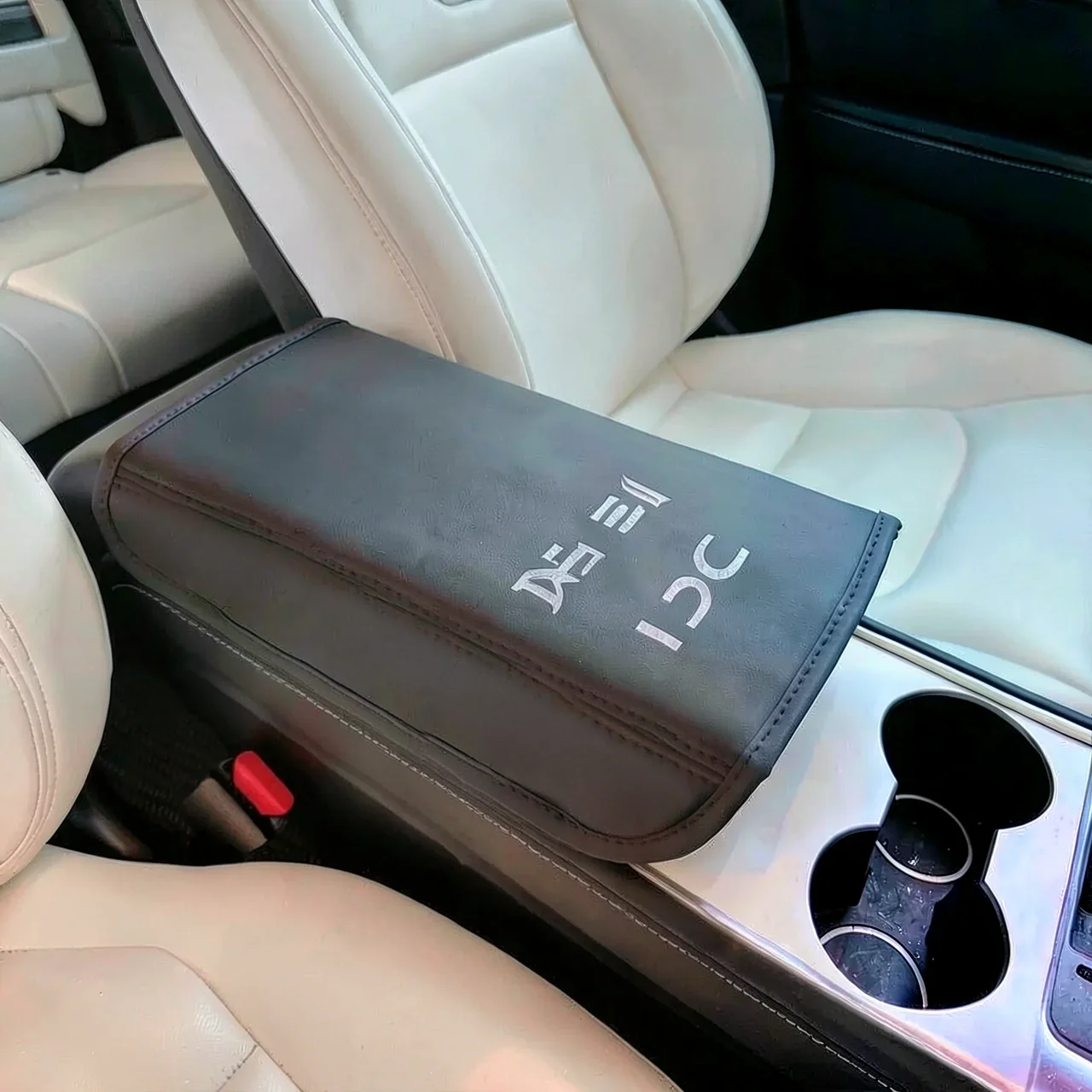 Чехол подлокотника Tesla с принтом красный