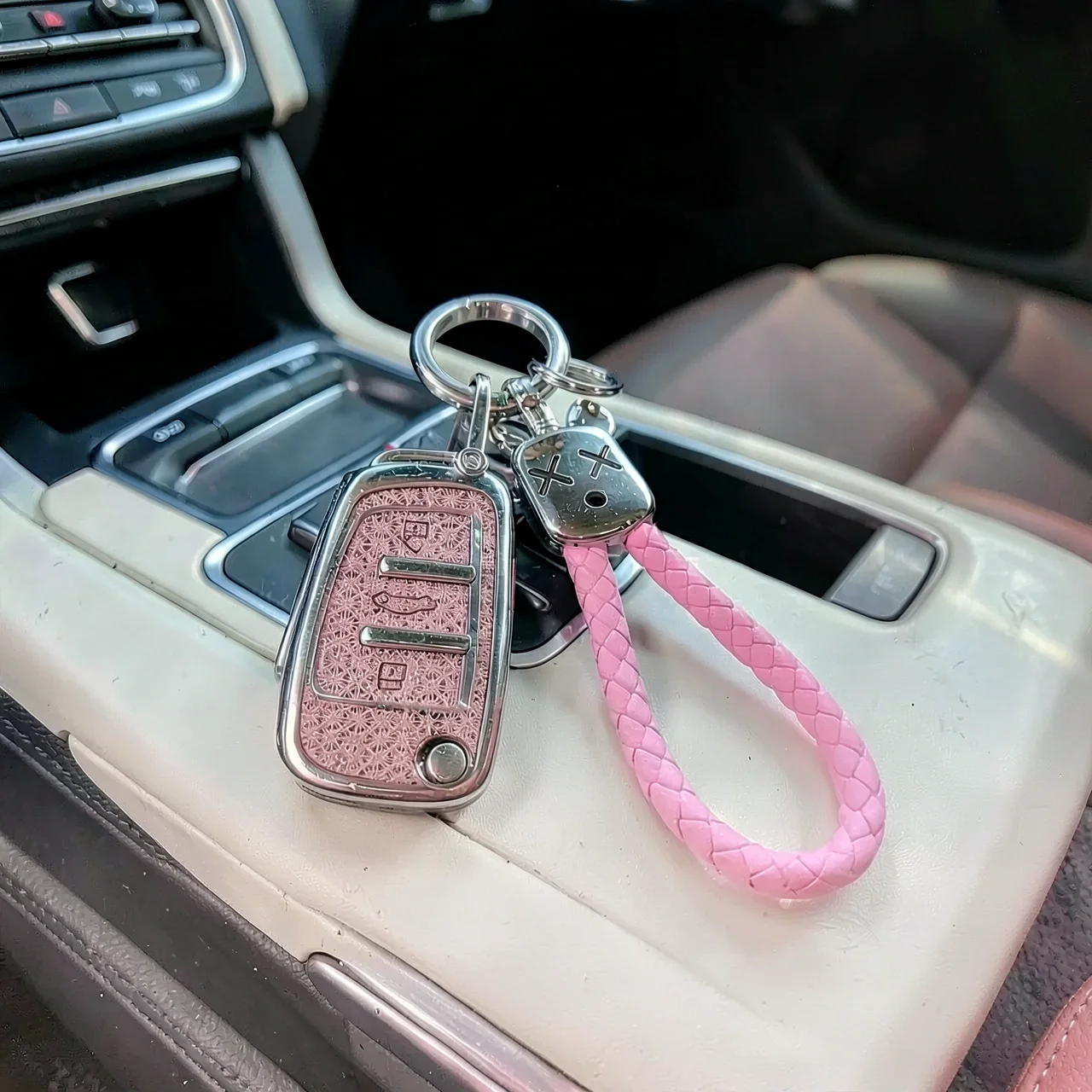 Чехол Audi с хрустальной подвеской