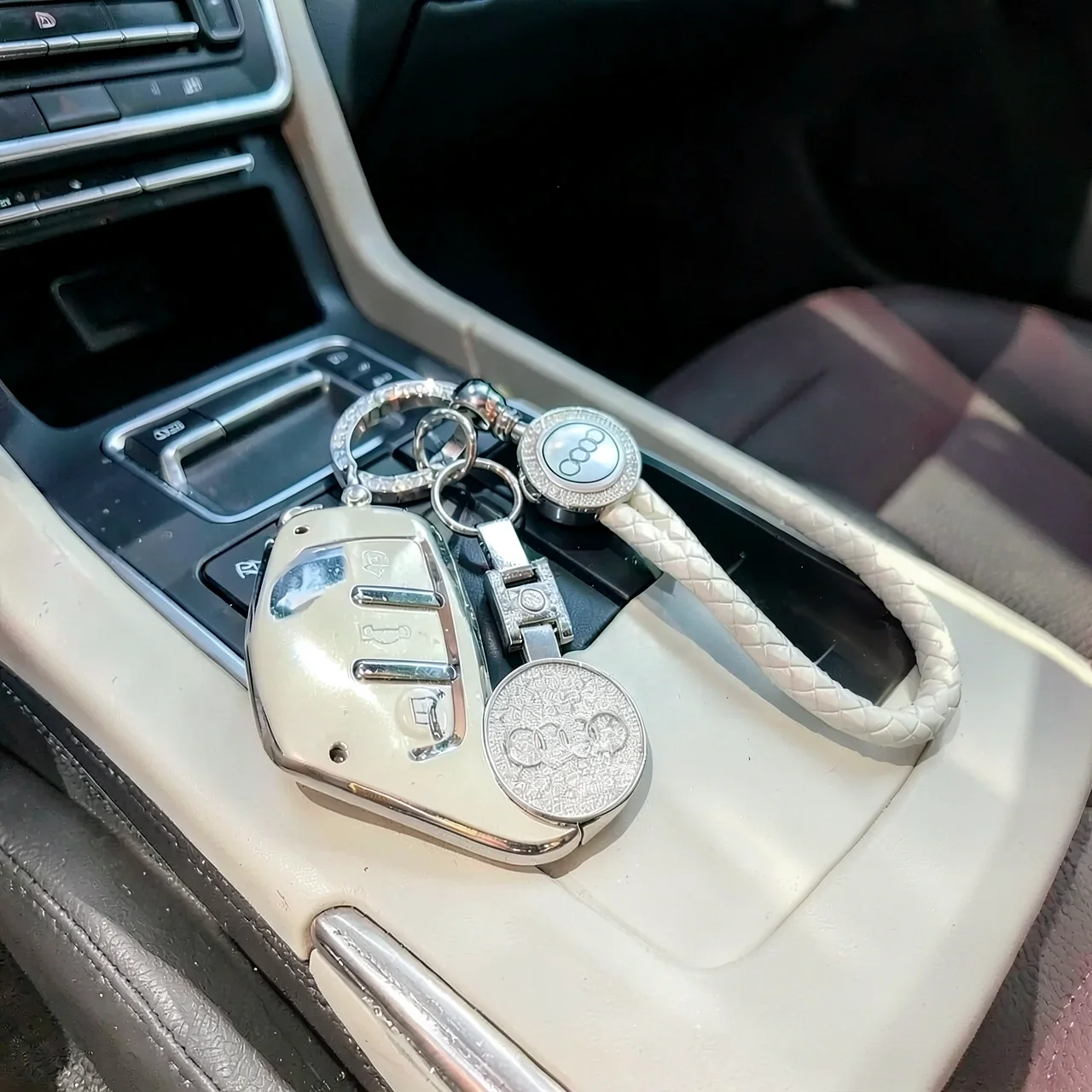 Чехол Audi E белый с логотипом и ремешком