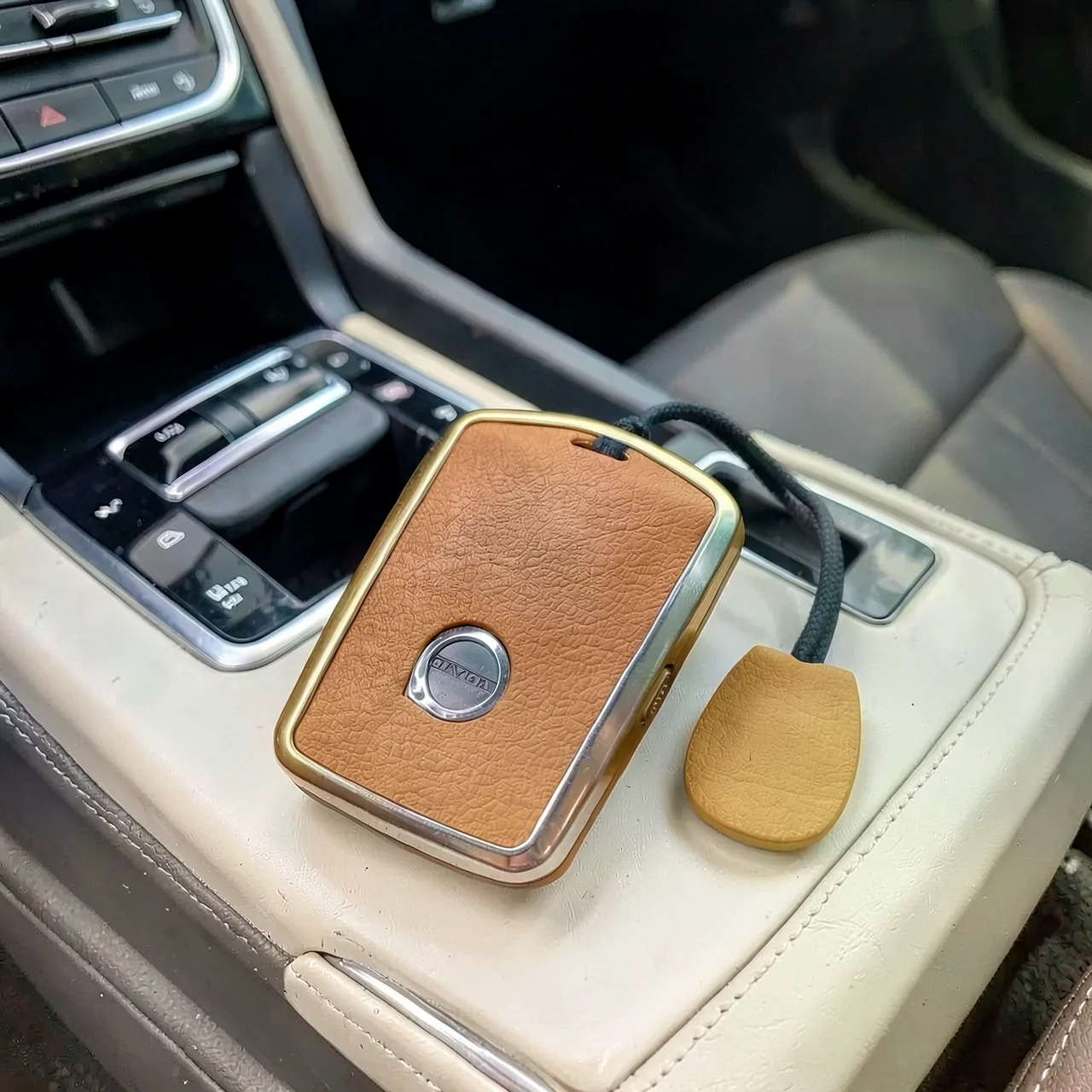 Чехол для ключа Volvo золотисто-коричневый без логотипа квадратная пряжка