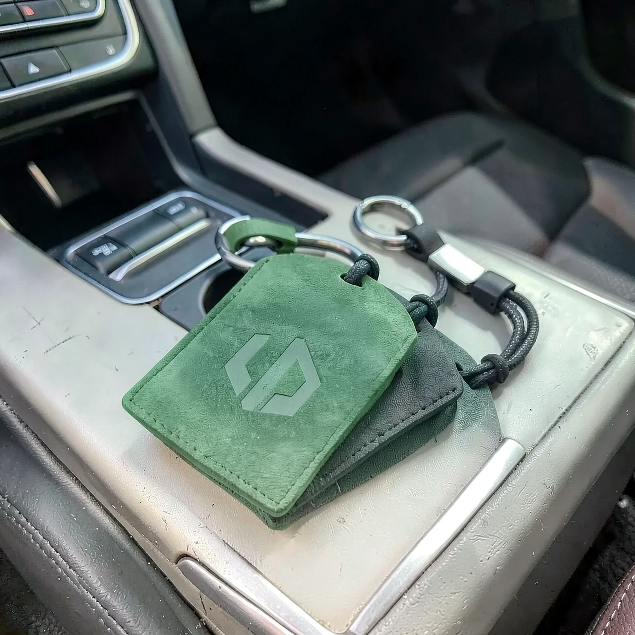 Картхолдер Alcantara зеленый с металлическим карабином