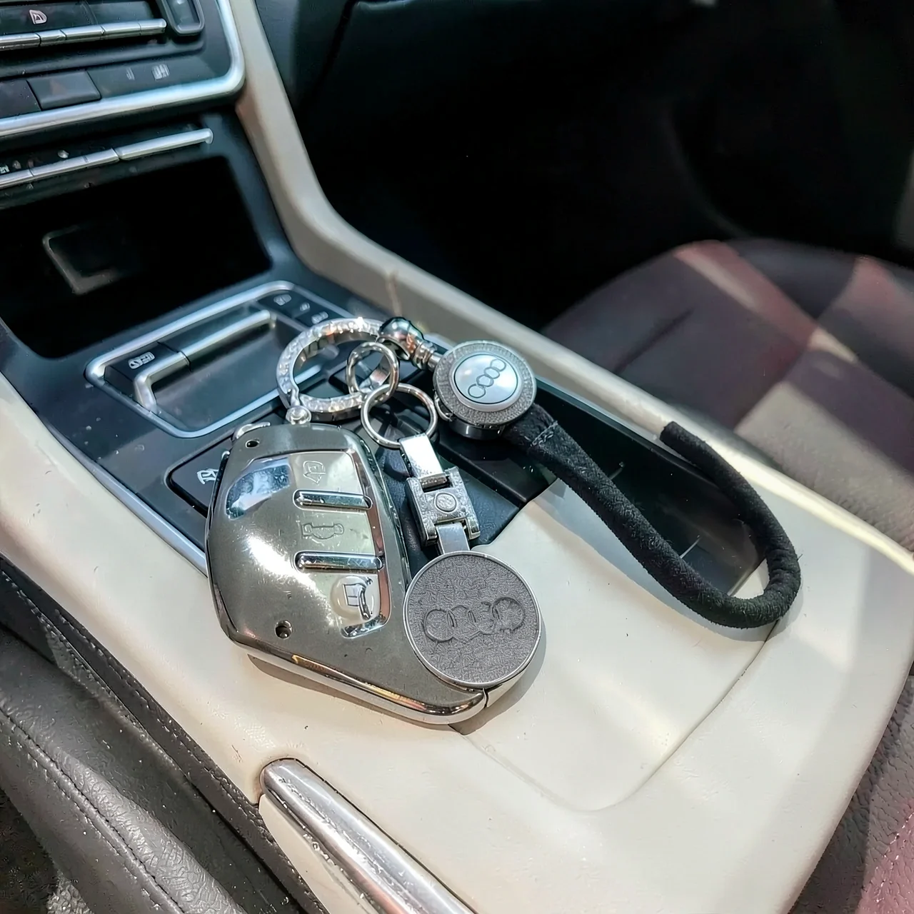 Чехол Audi D черный с ремешком