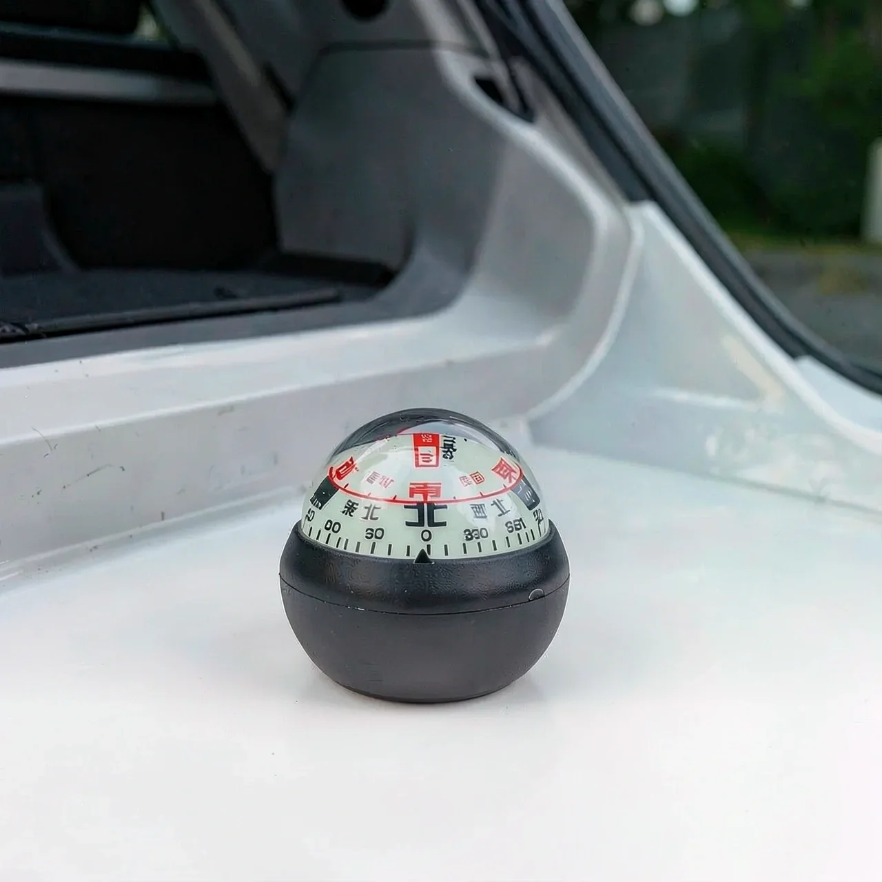 Компас автомобильный с двойной шкалой и козырьком