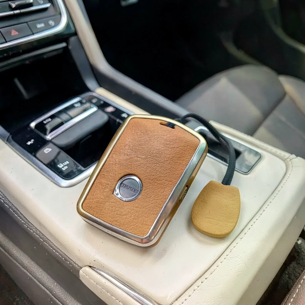 Чехол для ключа Volvo золотисто-коричневый без логотипа