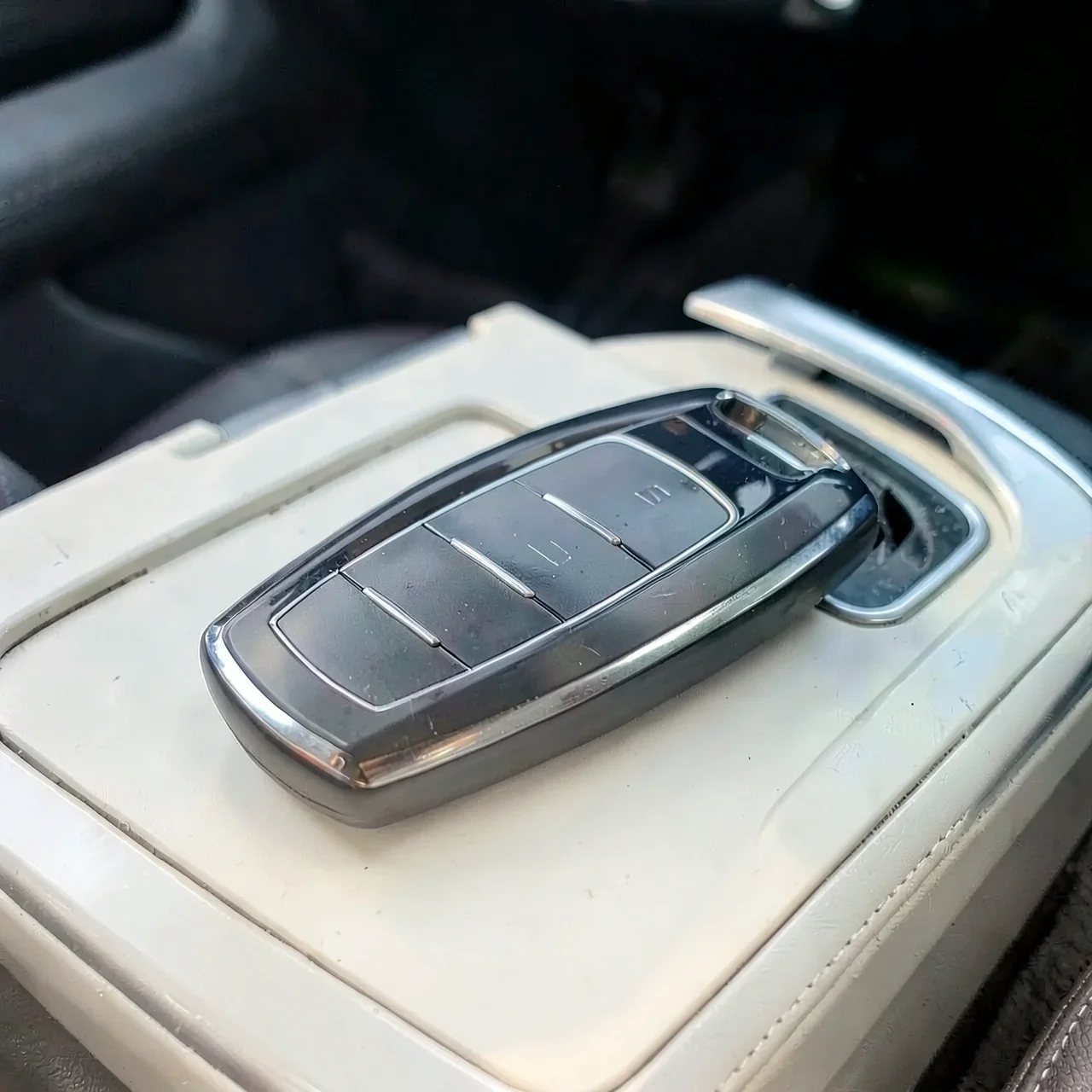 Чехол для ключа Haval 3 кнопки слоновая кость с золотом одиночный