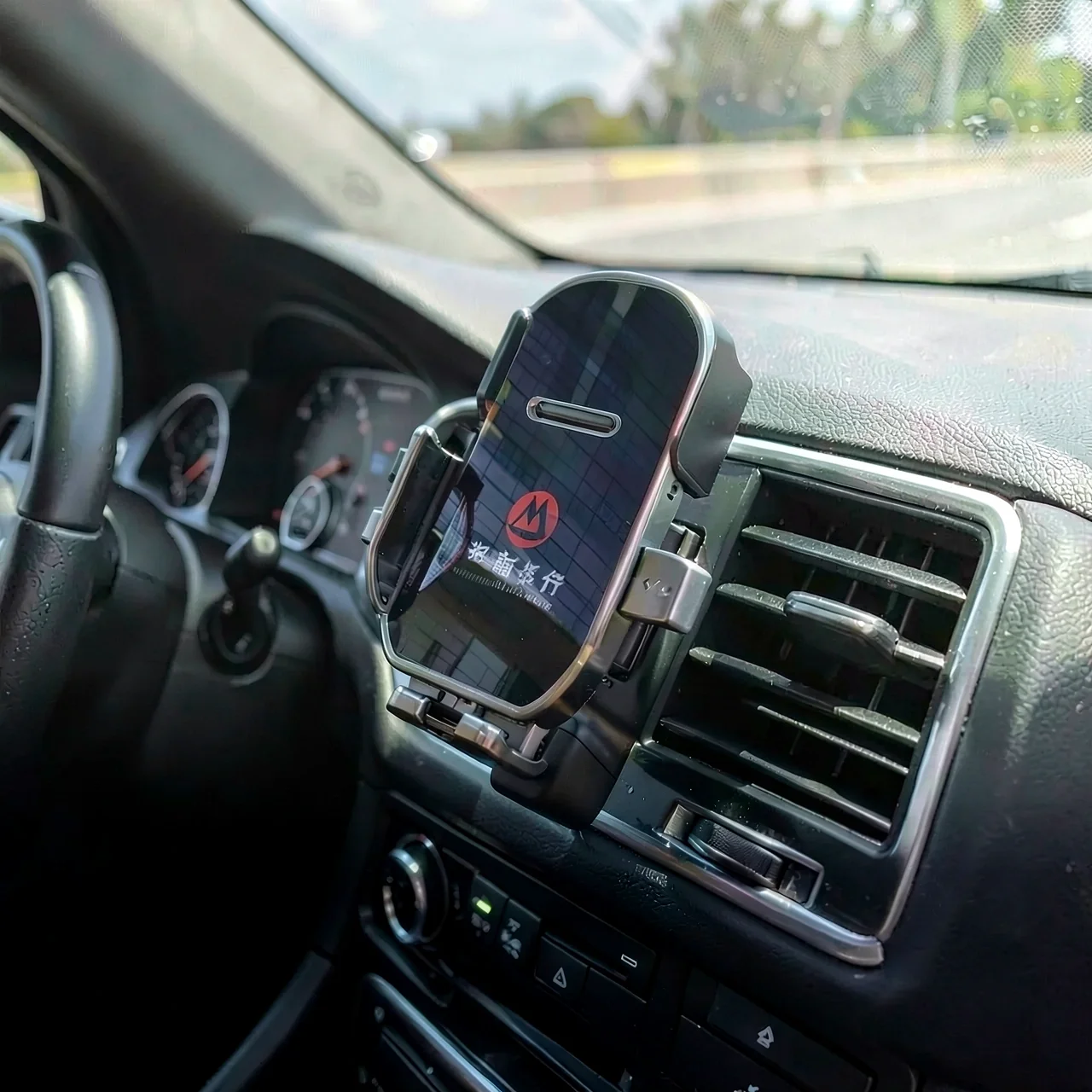Держатель автомобильный с зарядным устройством
