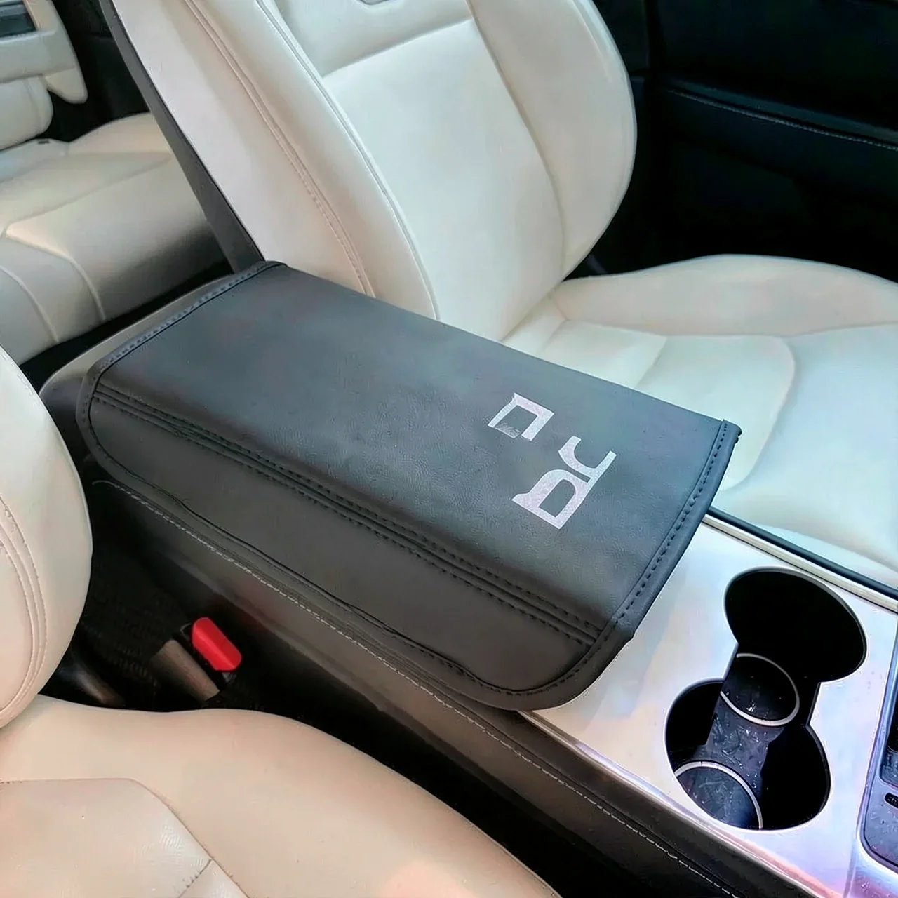Чехол подлокотника Tesla с принтом черно-белый