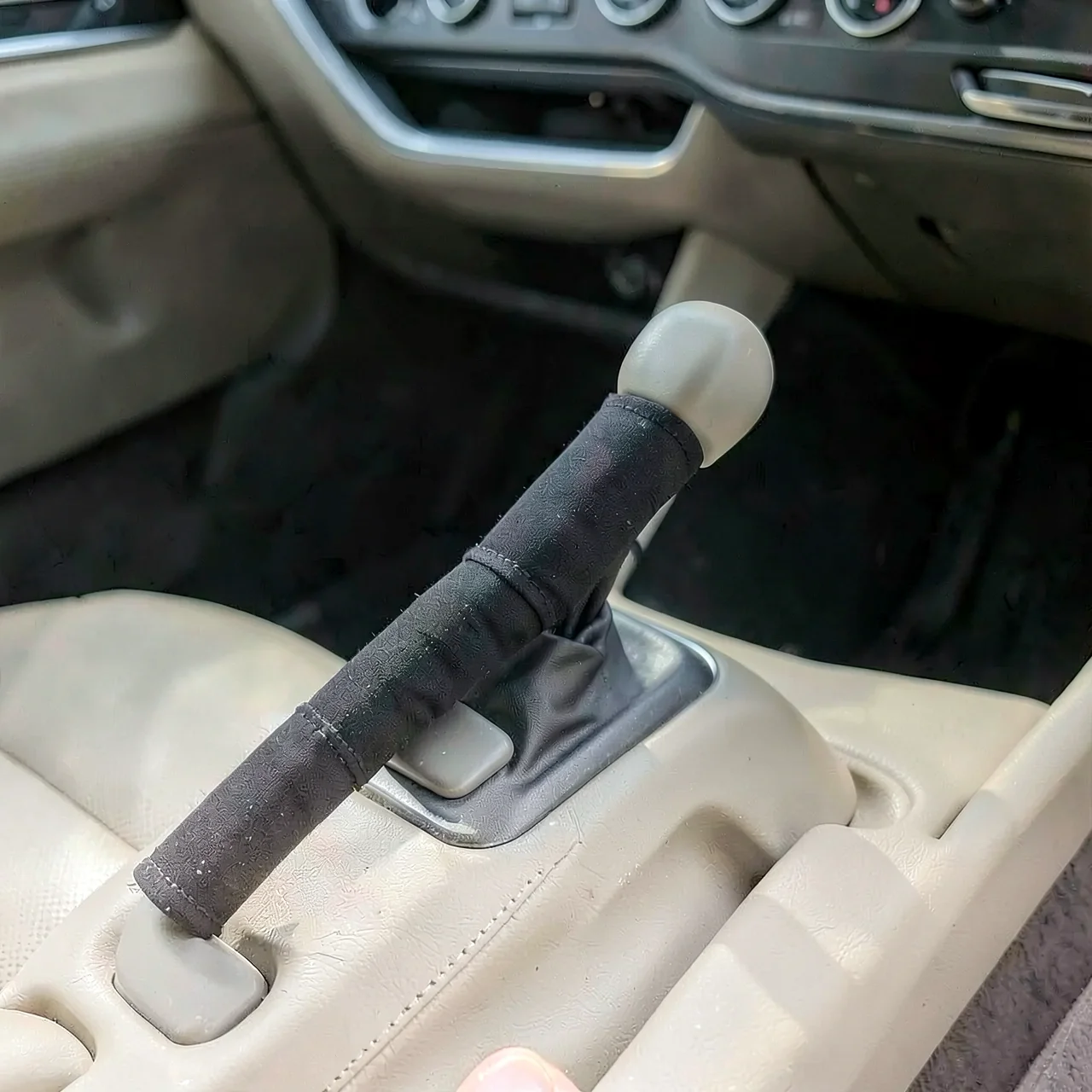 Чехол на ручку потолка автомобиля серый