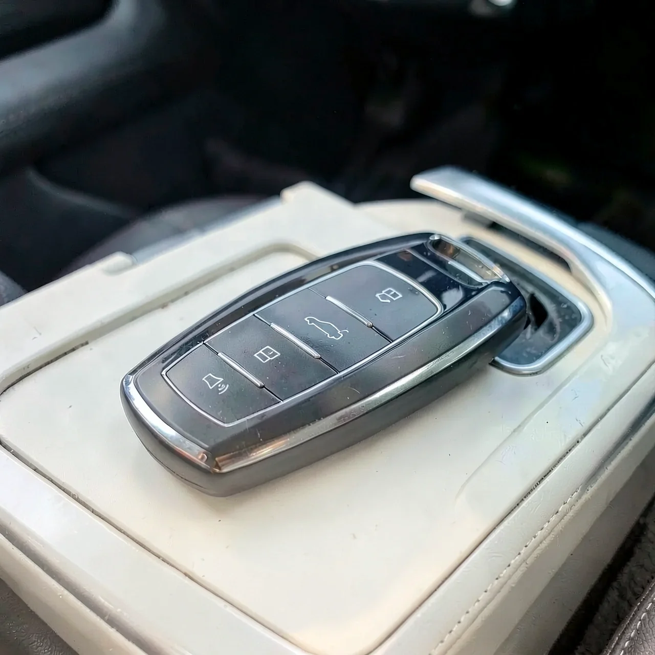 Чехол для ключа Haval 4 кнопки золотисто-белый с ремешком