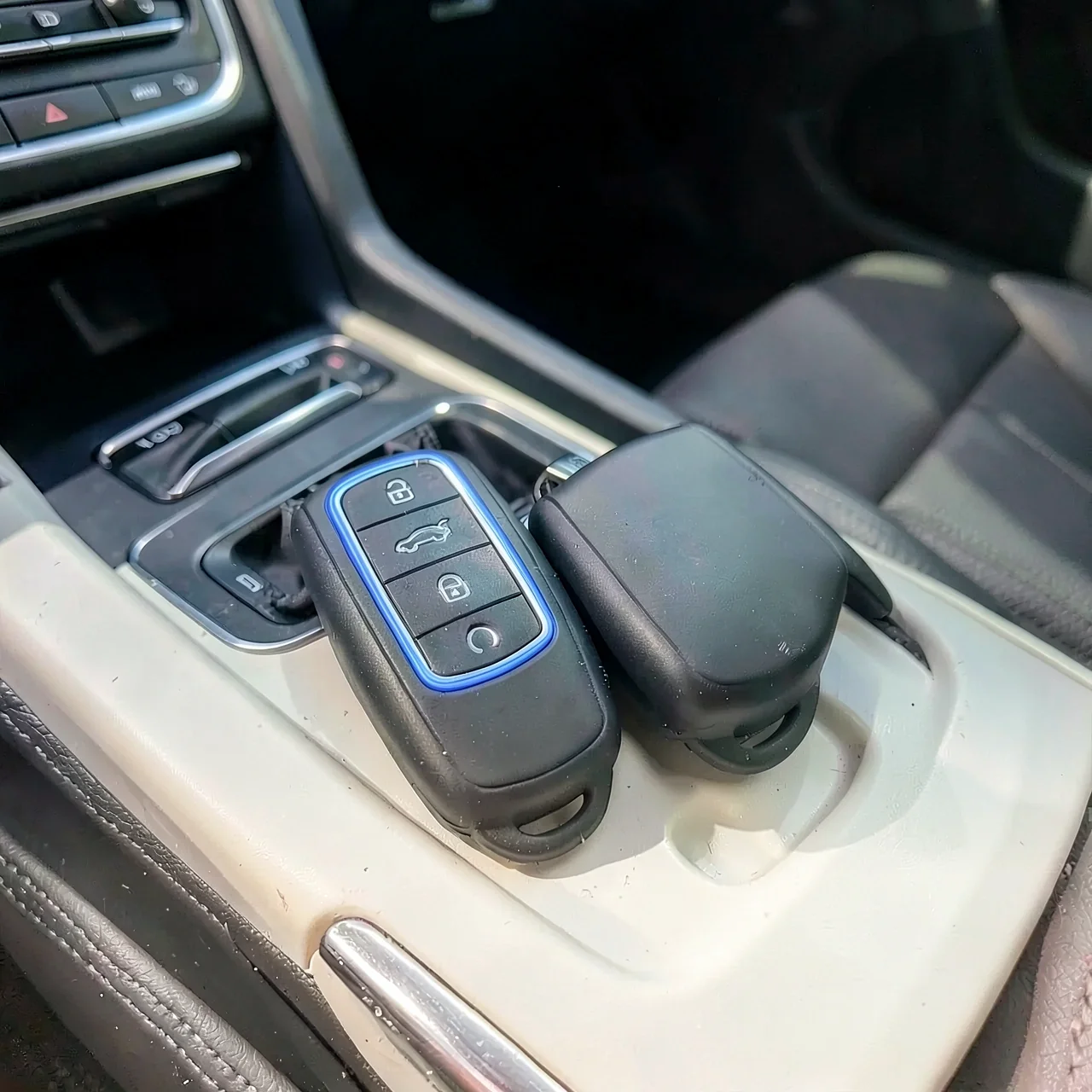 Чехол для ключа Chery светящийся синий