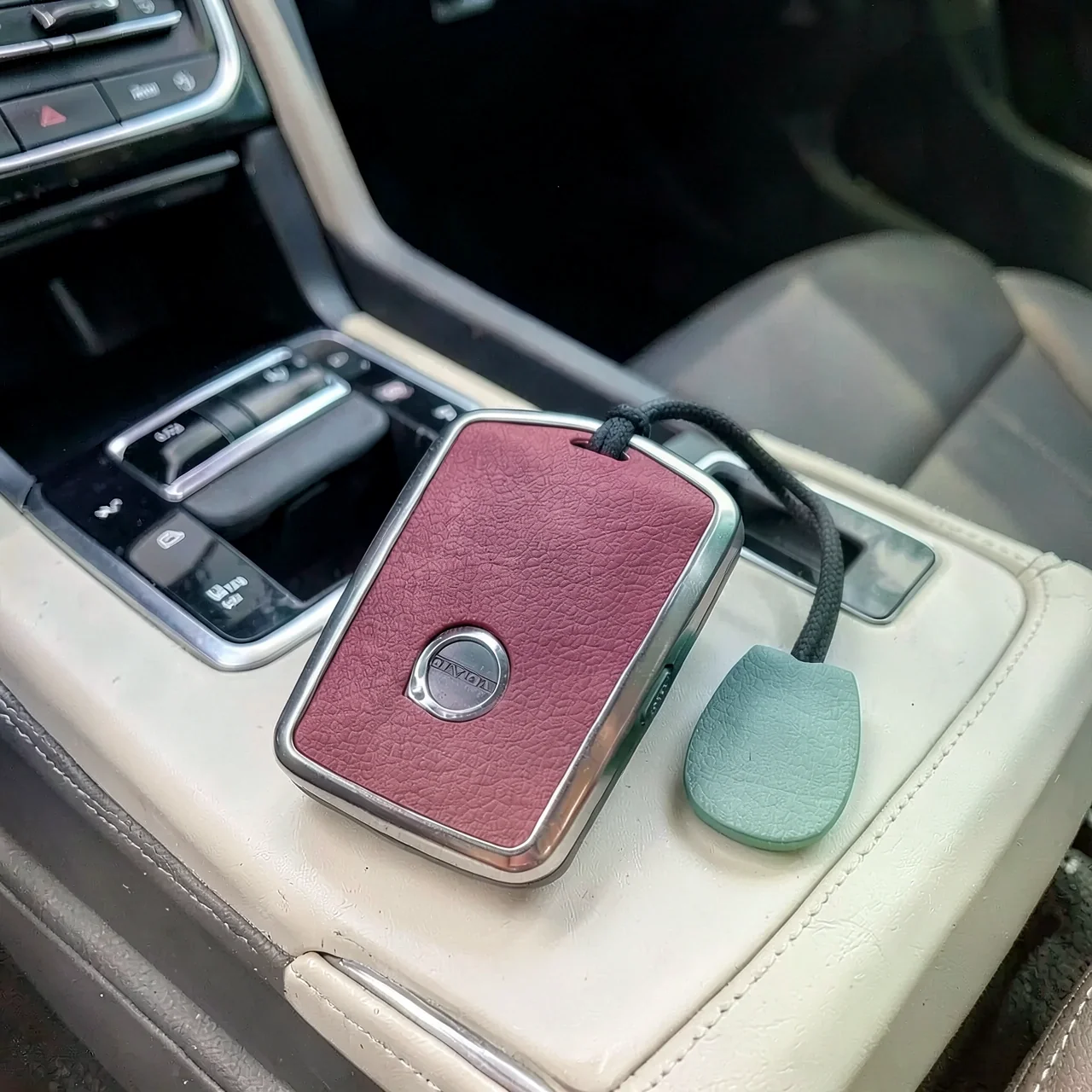 Чехол для ключа Volvo бордовый квадратная пряжка