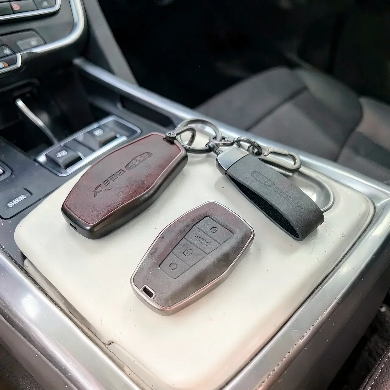 Чехол Geely C коричневый с карабином