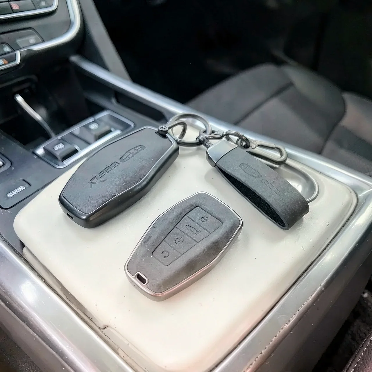 Чехол Geely A белый с квадратным ремнем