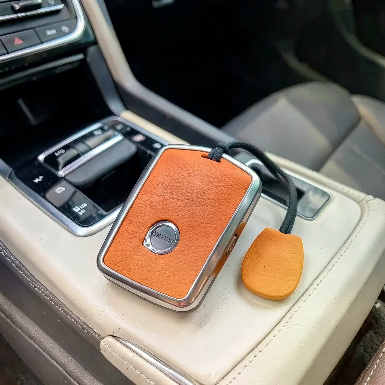 Чехол для ключа Volvo оранжевый без логотипа квадратная пряжка