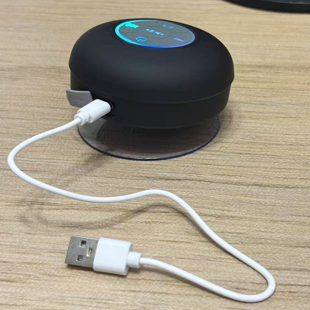 Портативная водонепроницаемая Bluetooth-колонка с подсветкой и присоской