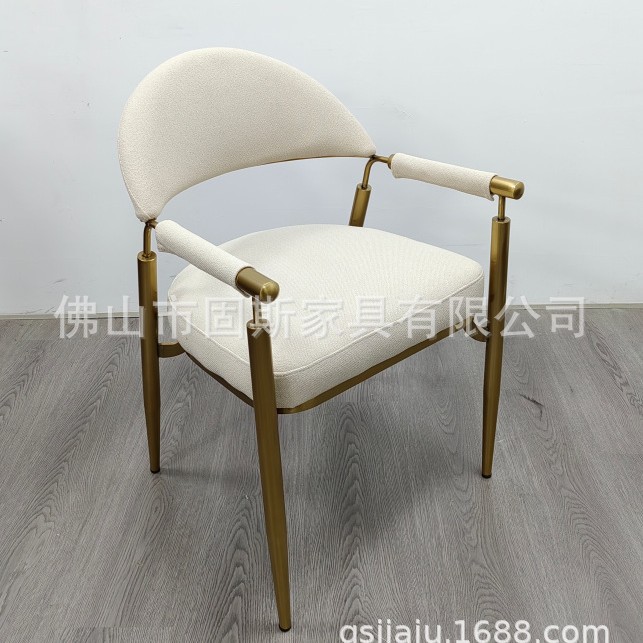 Кресло дизайнерское Gus Furniture в скандинавском стиле