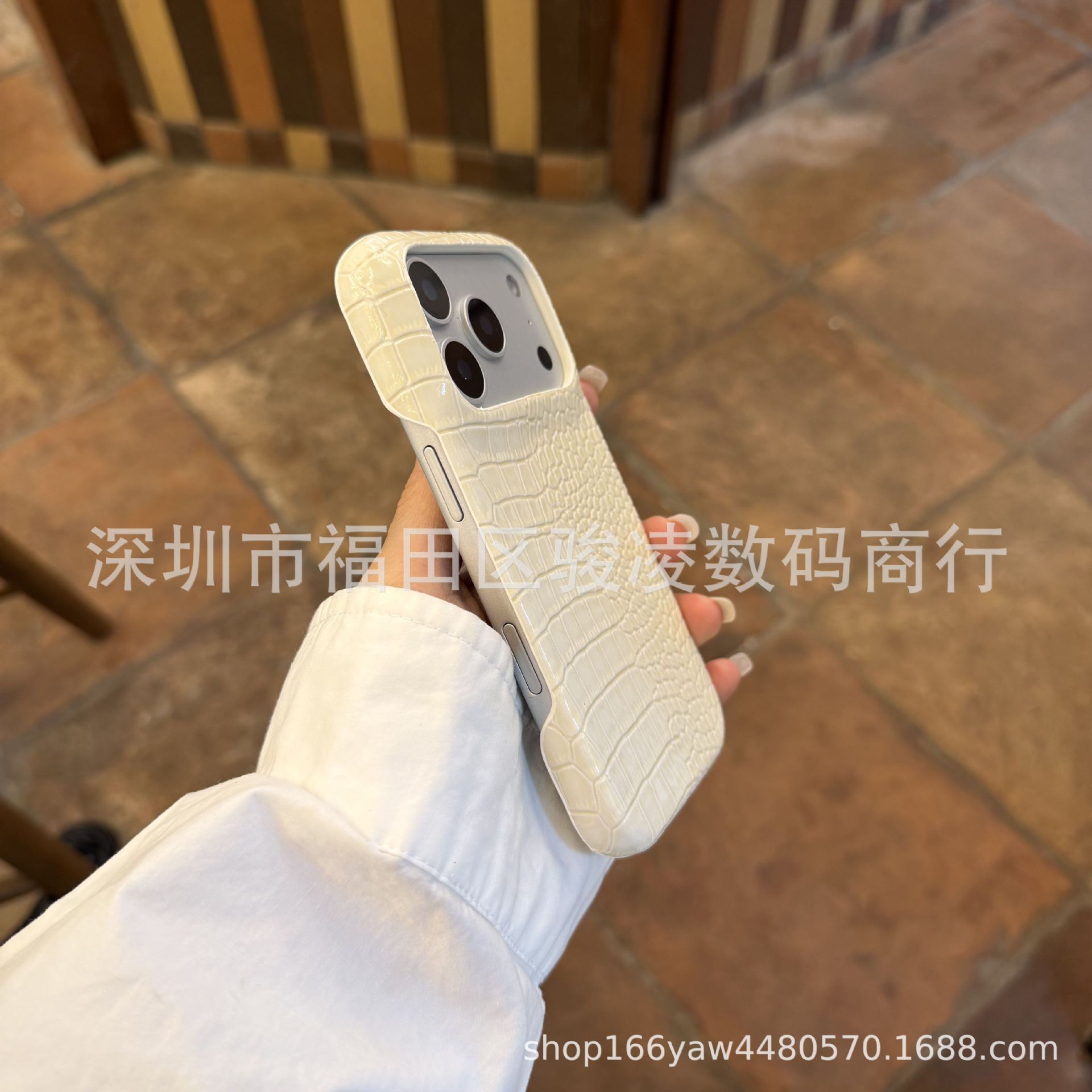 European and American crocodile skin pattern suitable for iPhone 17 phone case half pack 15 promax solid color 14 retro 13/12/16