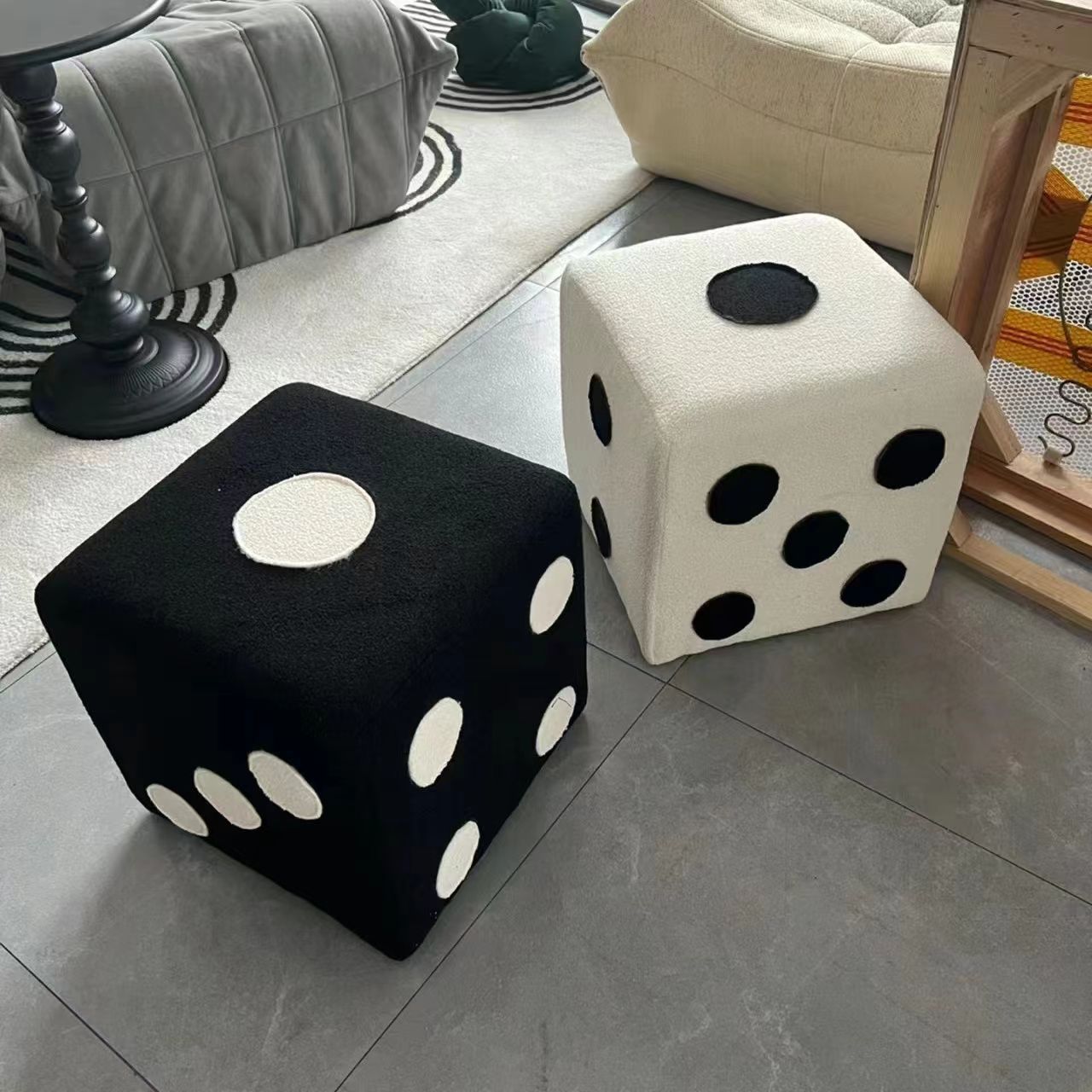 Пуф-табурет в форме игрального кубика Siete Stool от Binxin Jiapin