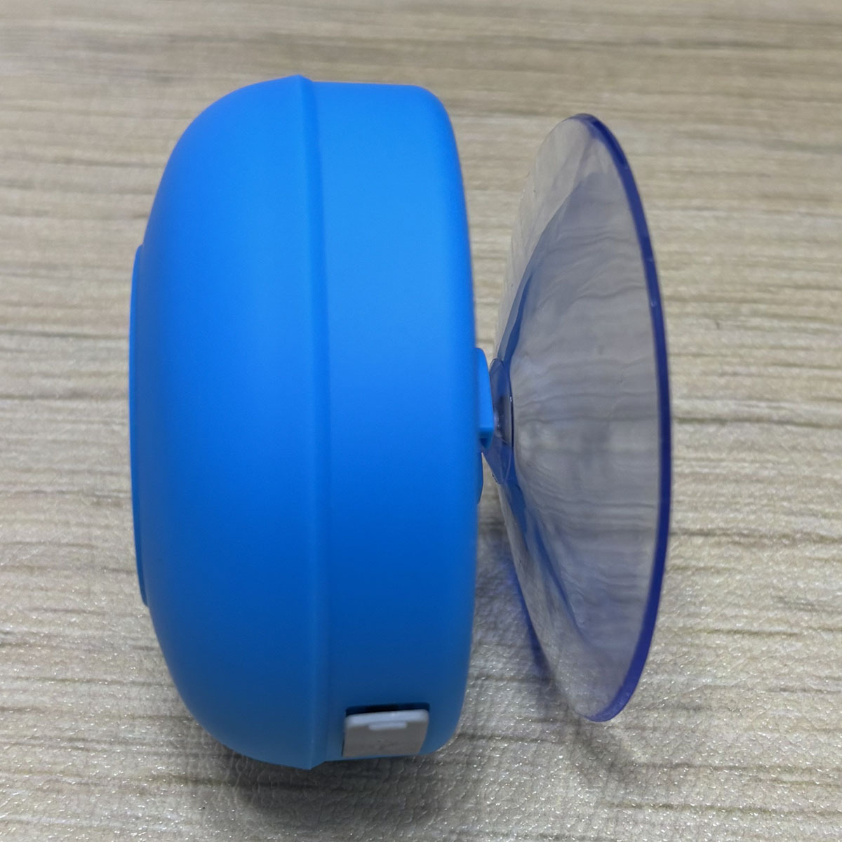 Портативная водонепроницаемая Bluetooth-колонка с подсветкой и присоской