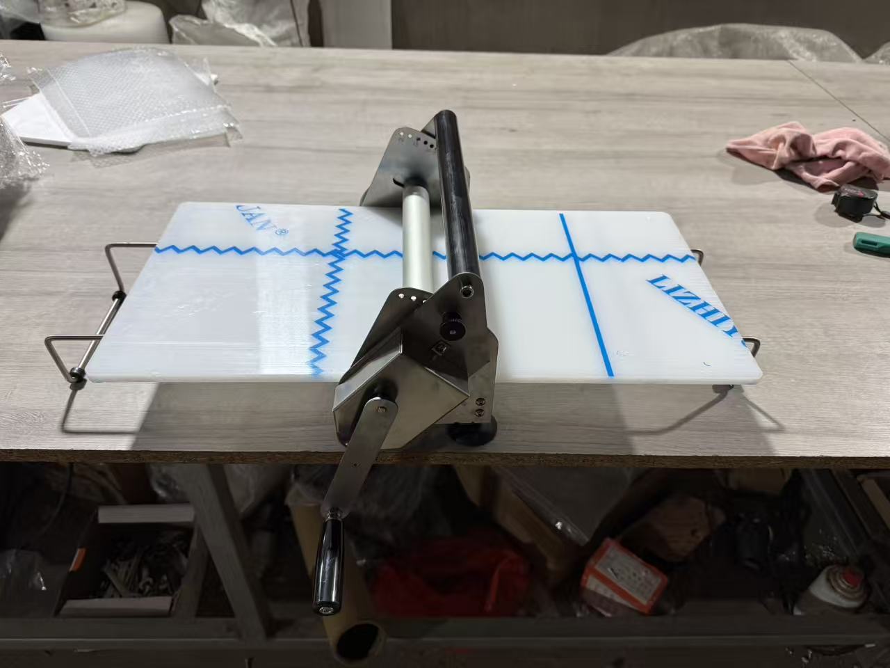 Commercial hand cranked pastry machine, household small desktop pizza, croissant dough press, bread machine, baking equipment