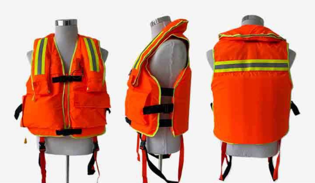 Water rapids life jackets with high buoyancy, large pockets for flood prevention, heavy rescue life jackets for flood control, flood resistance, disaster relief and rescue