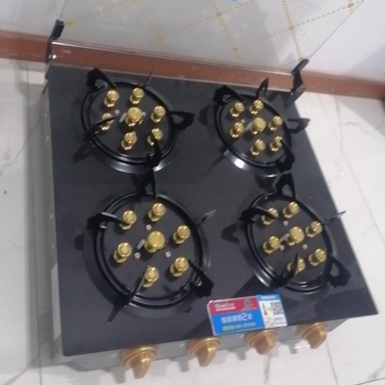 Газовая плита на 4 конфорки с закаленным стеклом и откидной крышкой